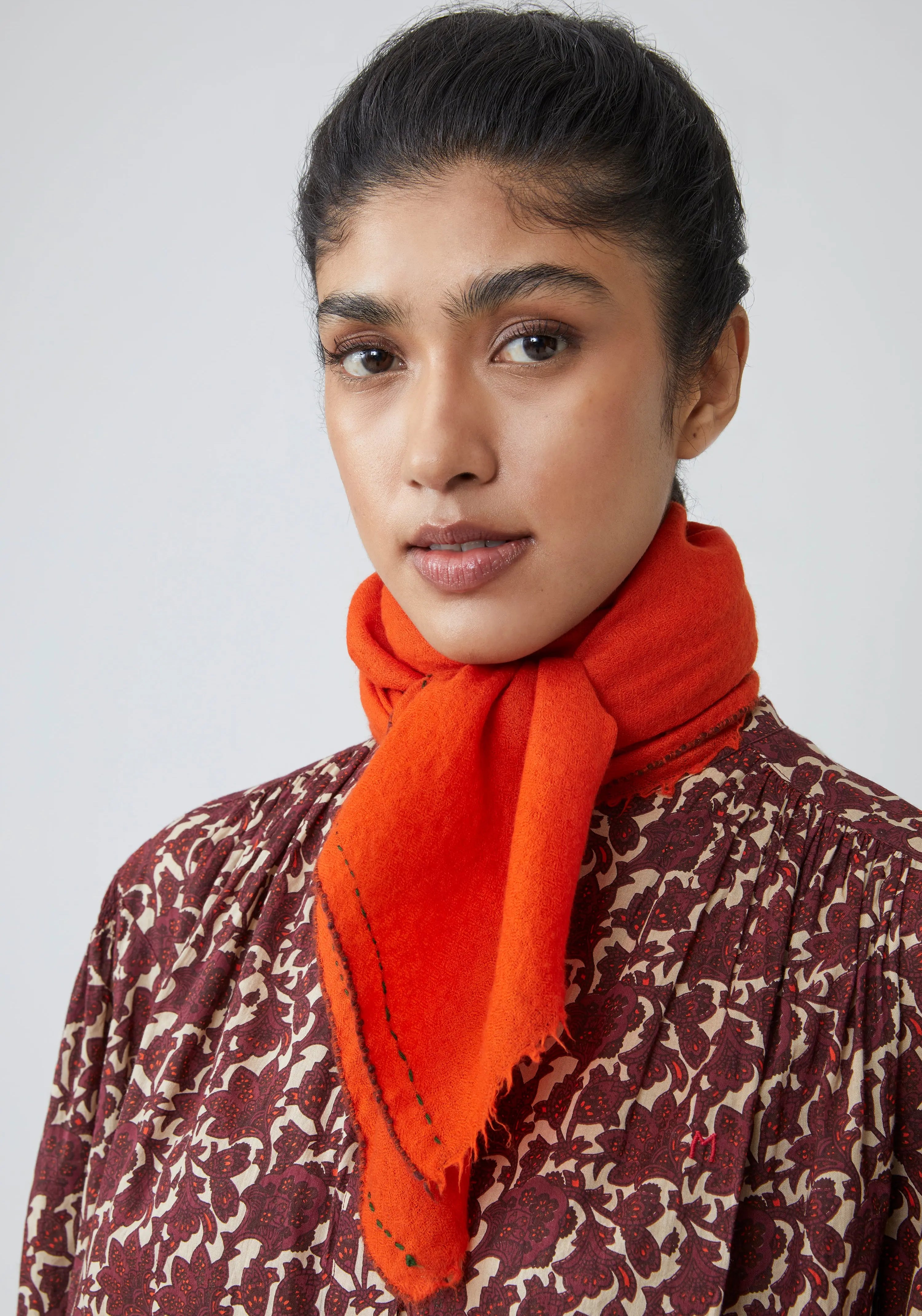 foulards-en-cachemire-luxe-et-finesse-moismont